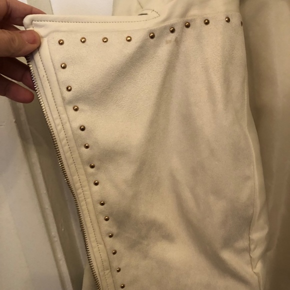 JustFab 3x faux leather white biker jacket, never worn. Pockets, and zipper - Picture 11 of 12